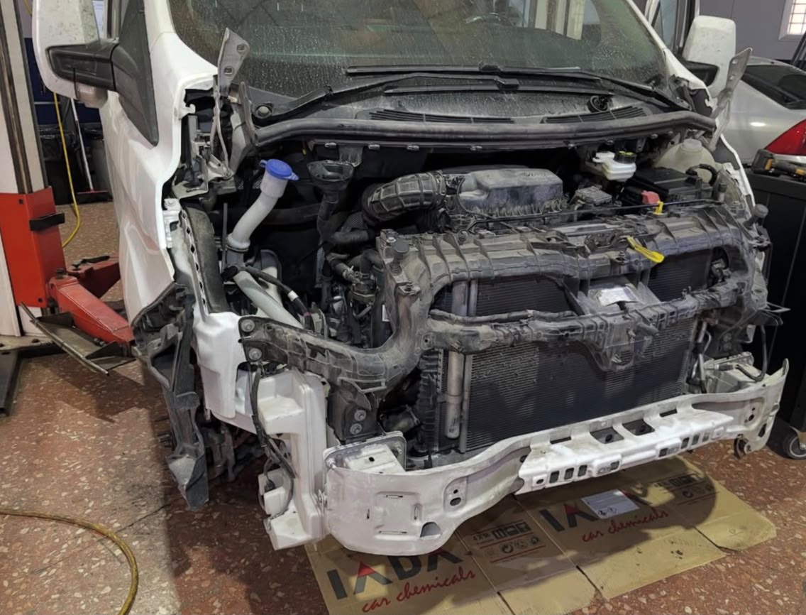 Vehículo en proceso de reparación frontal