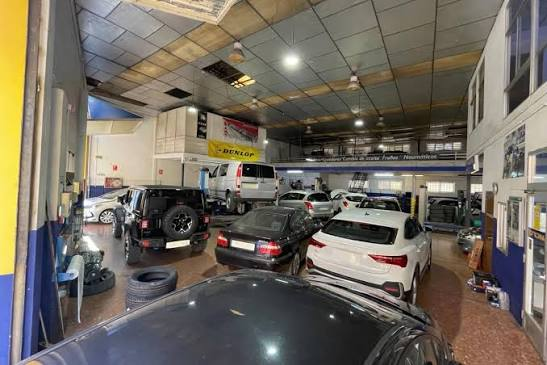 Interior del taller Arnau Motor