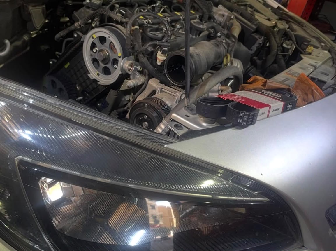 Trabajo de mecánica en el vano motor de un vehículo